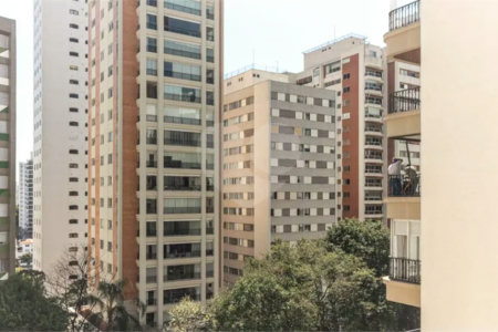 Este elegante apartamento em Higienópolis oferece 224m² de área muito bem distribuída, perfeito para quem valoriza conforto