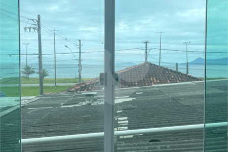 Sobrado à venda com 2 quartos, sendo 1 suíte, em Estância Balneária Hawai, Caraguatatuba, SP