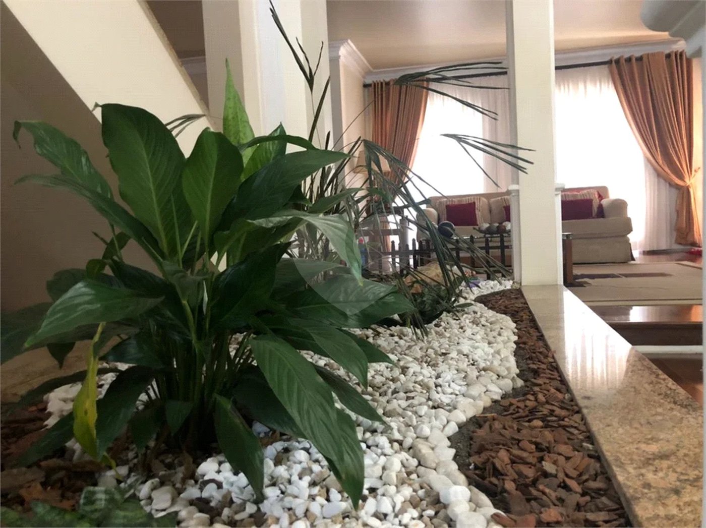 Sobrado com 363m² à venda no Alto da Moóca - 3 suítes e 6 vagas.