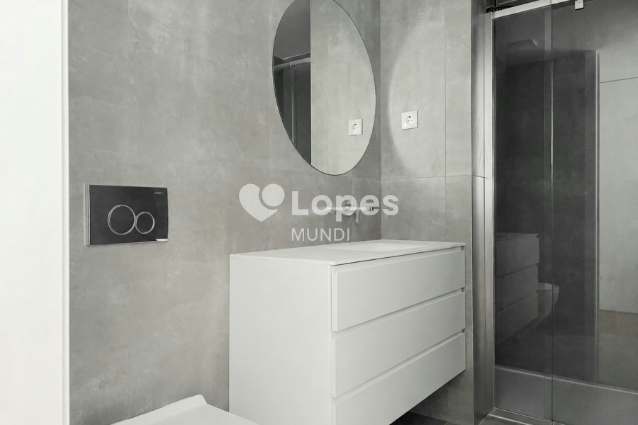 Apartamento T3 à venda em Águas Santas, Maia, Portugal – Varanda e garagem