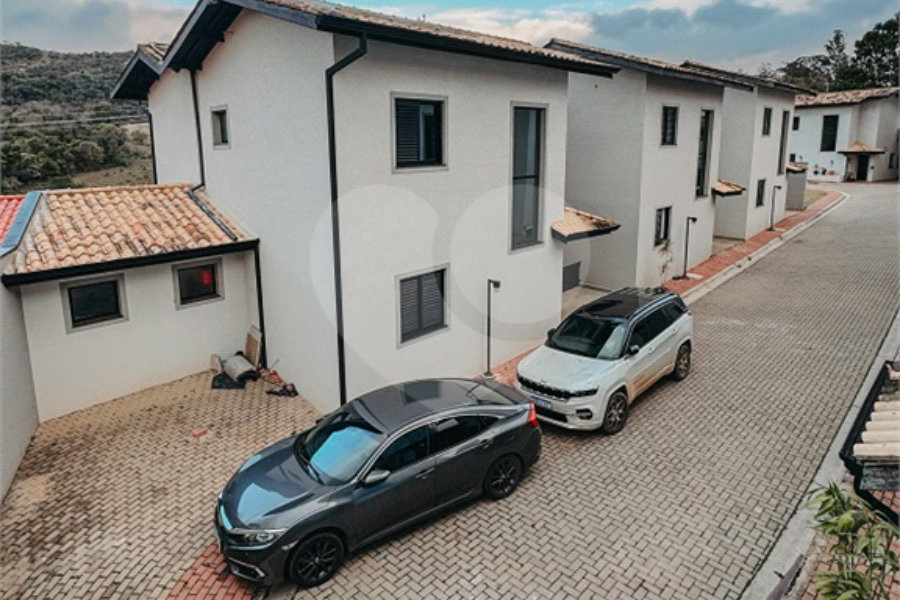 Casa à venda com 3 quartos, sendo 1 suíte, no condomínio Residencial Marchant Buarque, Atibaia - SP