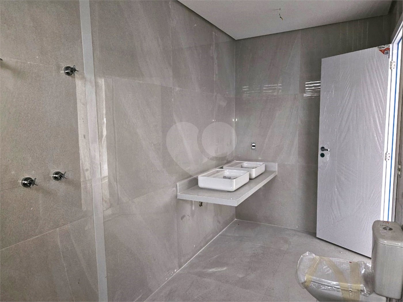 Casa à venda com 4 suítes no condomínio Venezia, São Paulo - SP