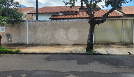 Casa à venda com 3 quartos, sendo 1 suíte,  em Parque Laranjeiras, Araraquara, SP