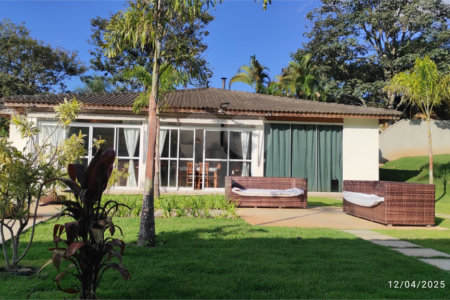 Casa à venda com 3 quartos, sendo 1 suíte, no condomínio Alpes Douro, Bom Jesus dos Perdões - SP