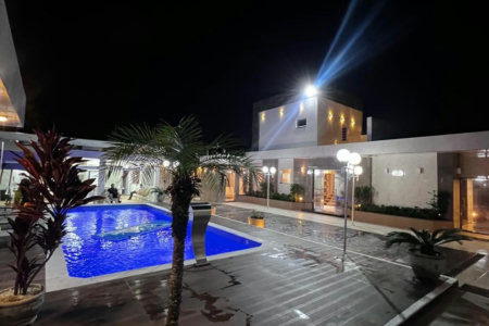 Casa à venda com 8 quartos, sendo 2 suítes, em Flórida, Praia Grande, SP