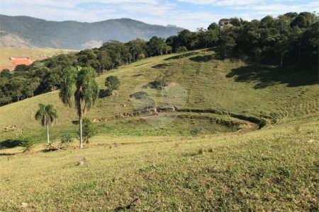 Fazenda à venda com 3 quartos em Cachoeirinha, Bom Jesus dos Perdões, SP
