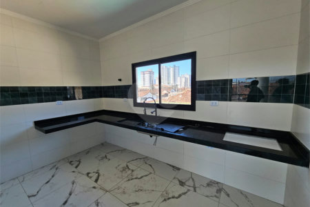 Casa à venda com 3 quartos, sendo 1 suíte,  em Maracanã, Praia Grande, SP