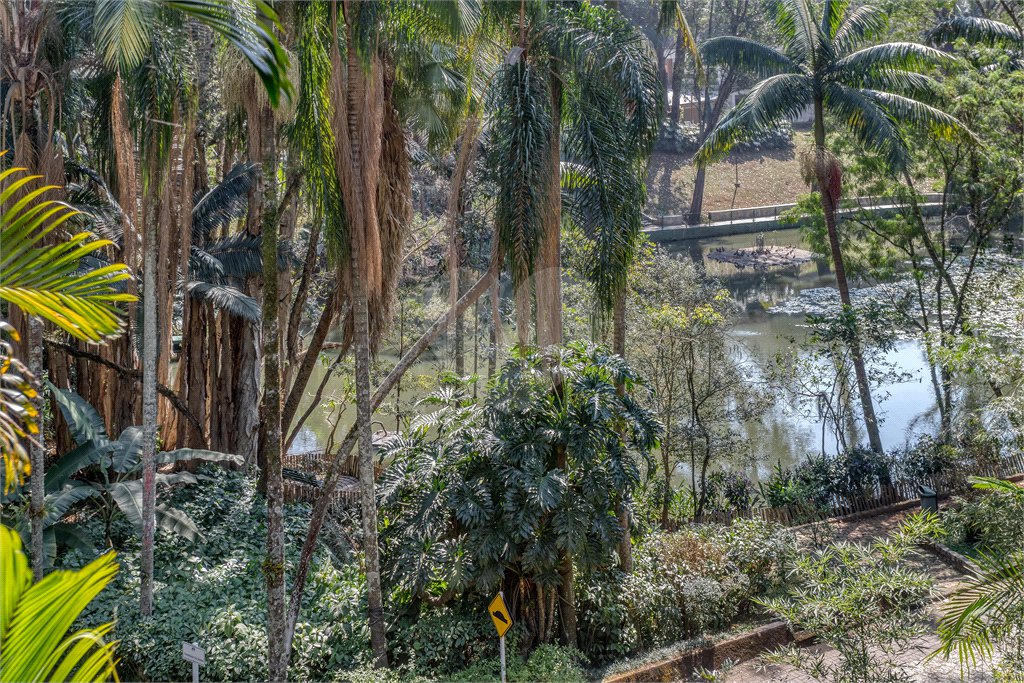 Casa à venda com 6 quartos, sendo 2 suítes, no condomínio Chácara Flora, São Paulo - SP