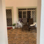 Casa térrea com 3 suítes.