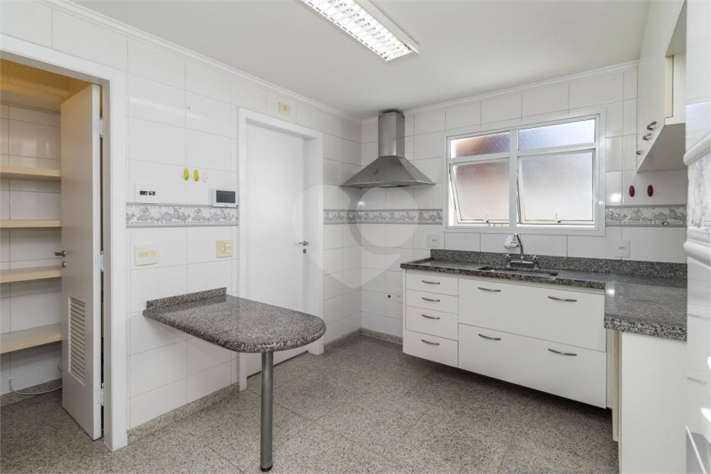 Casa à venda com 4 quartos, sendo 2 suítes, no condomínio Stephanie, São Paulo - SP