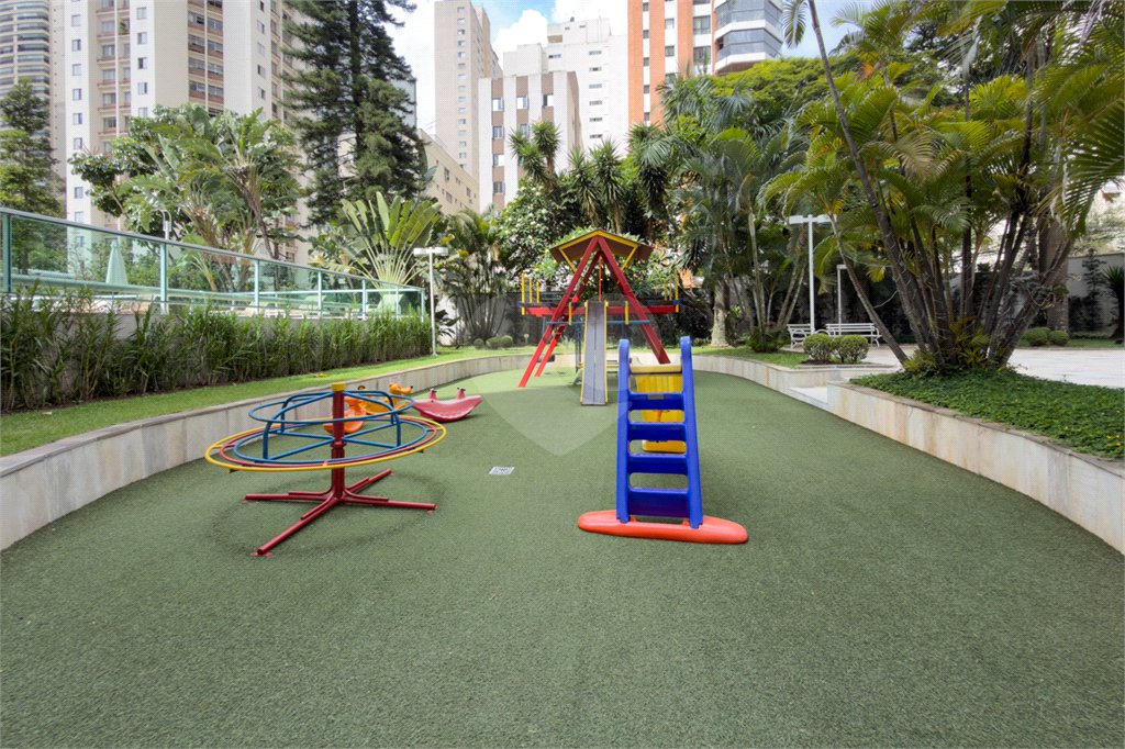 Apartamento com 205 metros no Campo Belo
