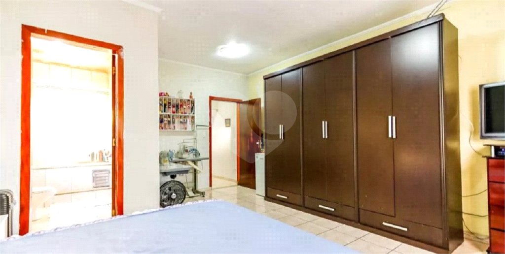 sobrado de 3 andares, sendo o terceiro andar de lazer com churrasqueira, um salão amplo e varanda