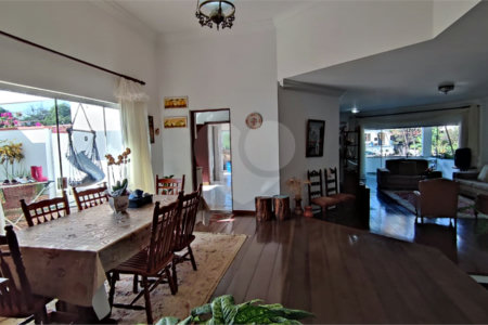 Sobrado à venda com 4 quartos, sendo 2 suítes, em Interlagos, São Paulo, SP