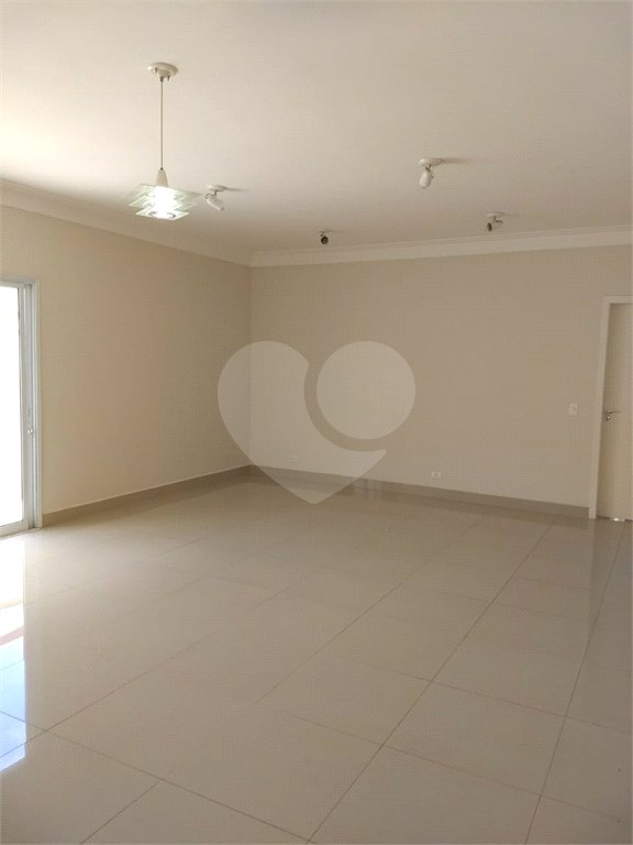 Casa à venda com 3 quartos, sendo 1 suíte, no condomínio Lago da Serra, Araçoiaba da Serra - SP