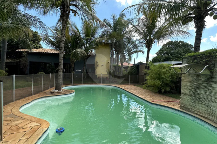 Casa em Condomínio Fechado com 4 suítes e área de lazer completa.