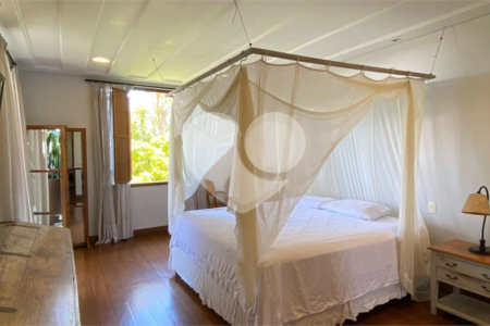Casa à venda com 1 quarto, sendo 3 suítes, no Centro, Porto Seguro, BA