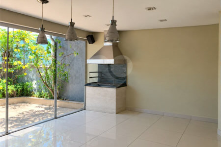 Cobertura de 255 m² com 3 dormitórios, 1 suíte, cozinha planejada, 2 vagas e área gourmet com churrasqueira.