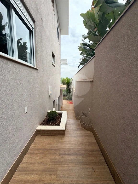 Casa de alto padrão em condomínio exclusivo com 4 suítes