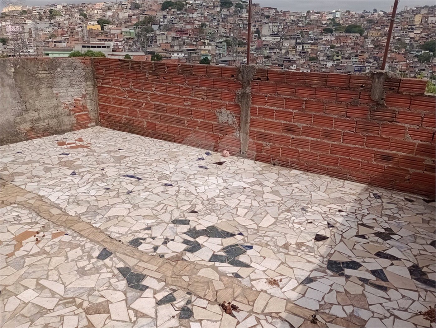 Terreno com 6 casas em 293m² de área total.