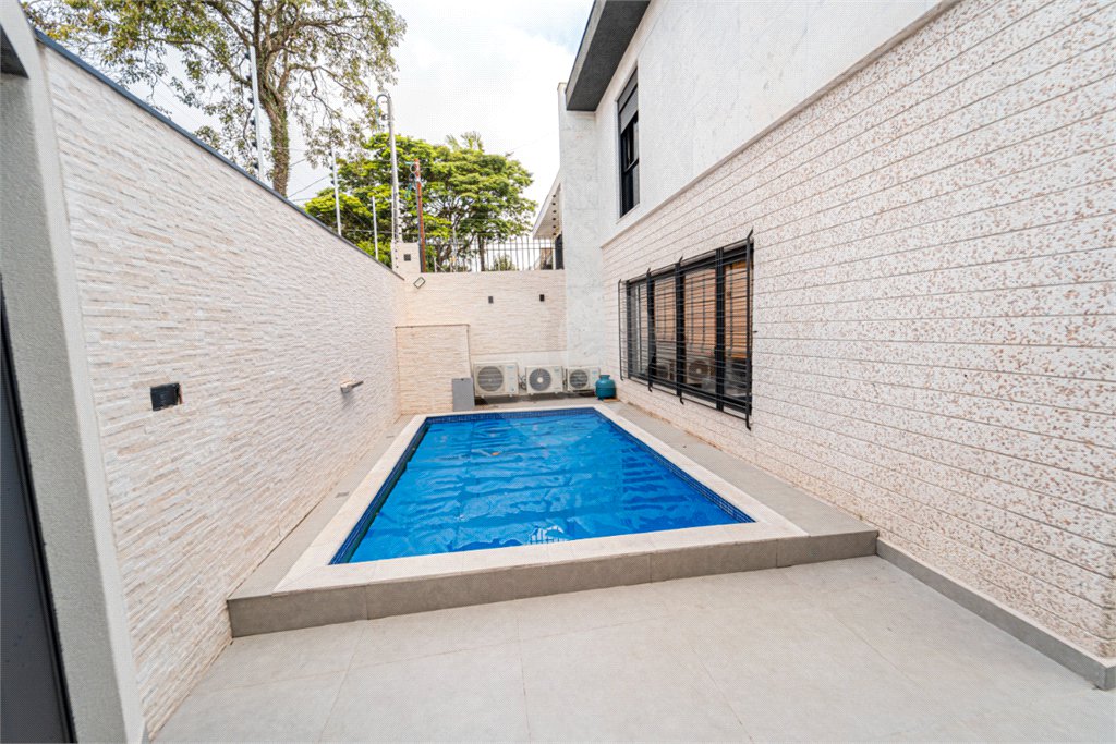 Sobrado à venda com 4 quartos, sendo 2 suítes, em Moema, São Paulo, SP