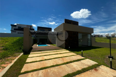 Casa à venda com 3 suítes em Terras de Santa Cristina Xiii Setor Marina, Paranapanema, SP