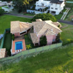 Casa à venda com 5 quartos, sendo 3 suítes, no condomínio Santa Teresa 1, Vinhedo - SP