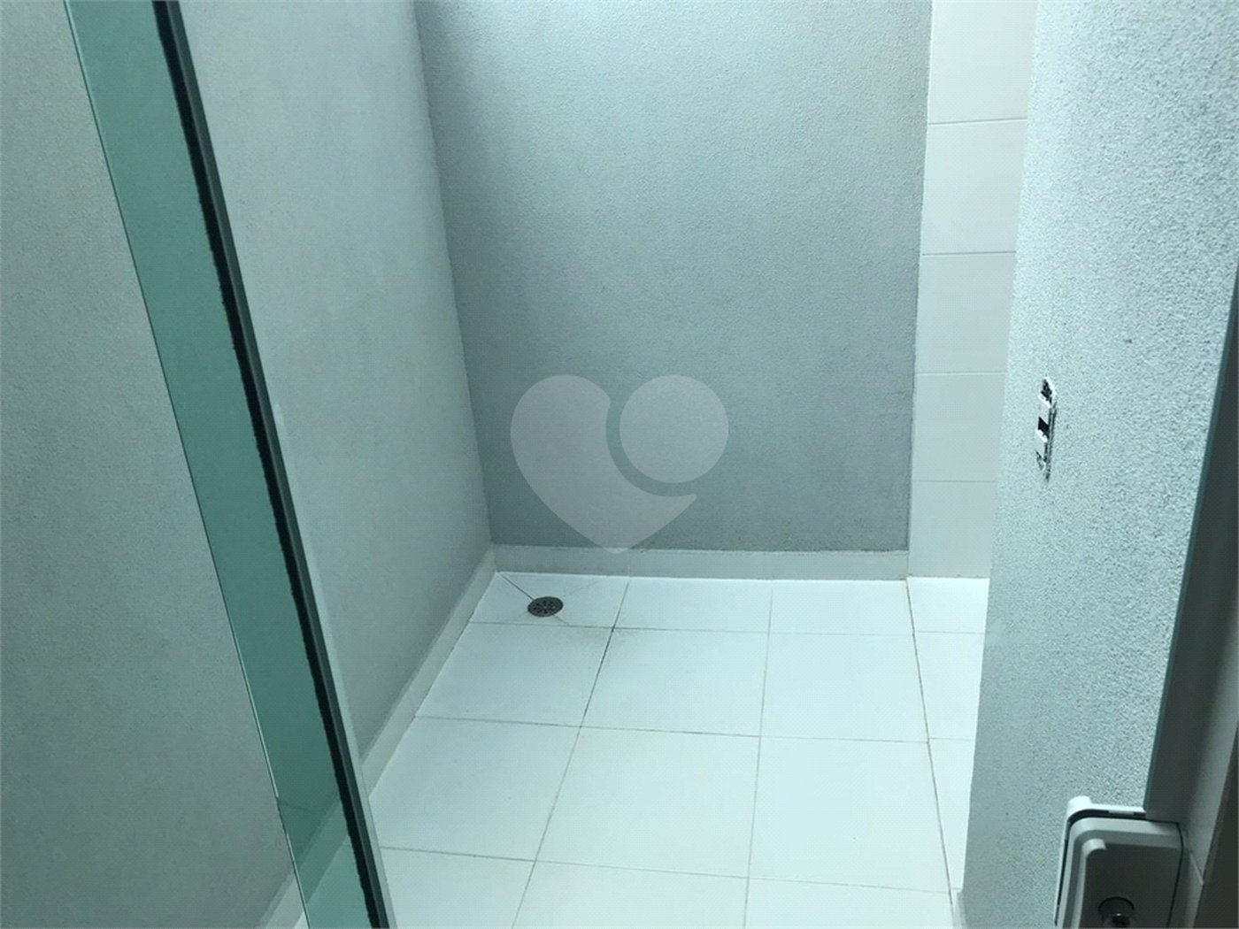 Casa à venda com 3 quartos, sendo 1 suíte, no condomínio Parque Vitória, São Paulo - SP