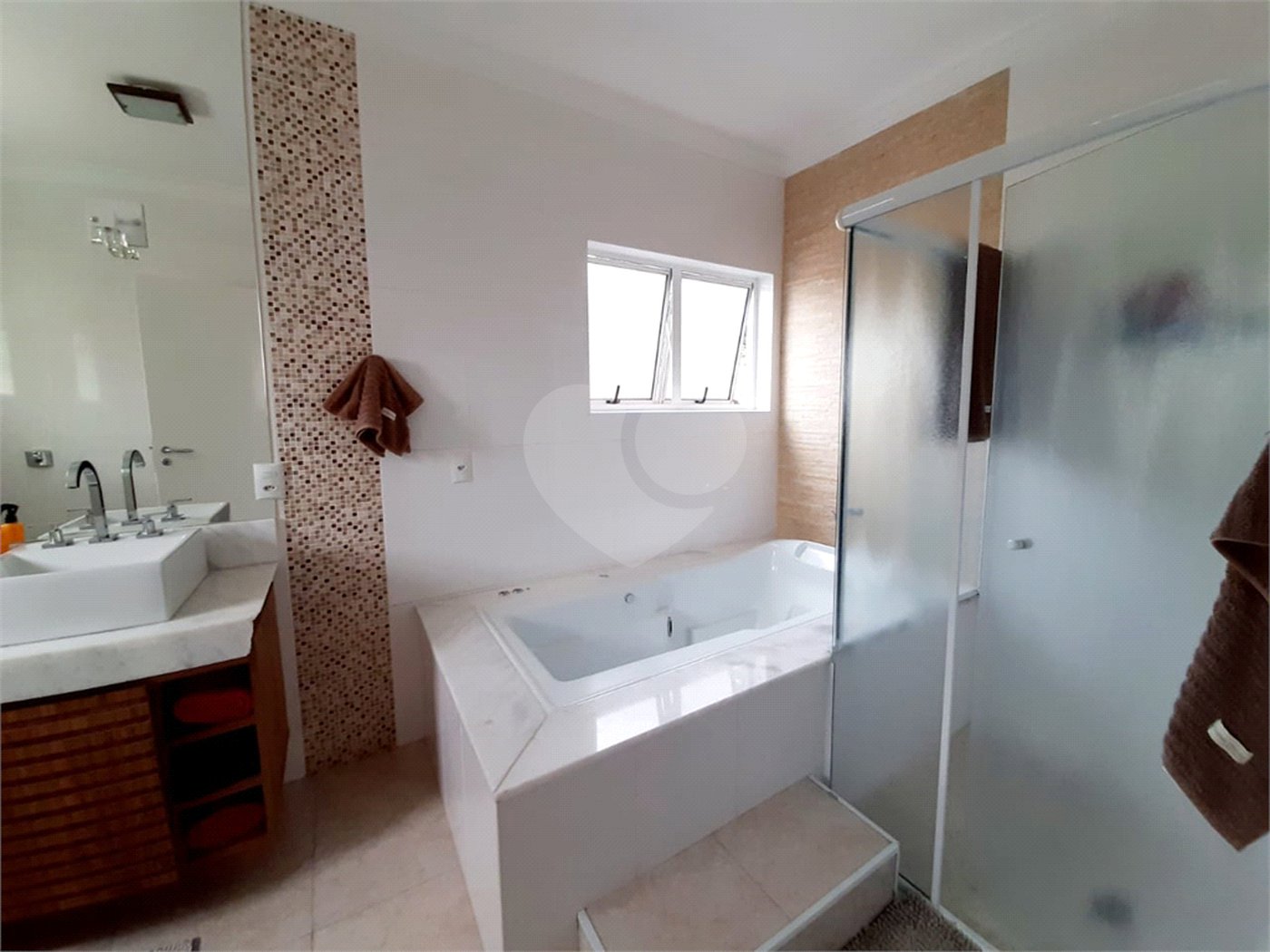 Sobrado à venda com 4 quartos, sendo 3 suítes, em Tremembé, São Paulo, SP