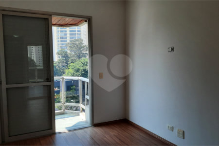 Apartamento à venda com 3 quartos, sendo 1 suíte, em Jardim Marajoara, São Paulo, SP