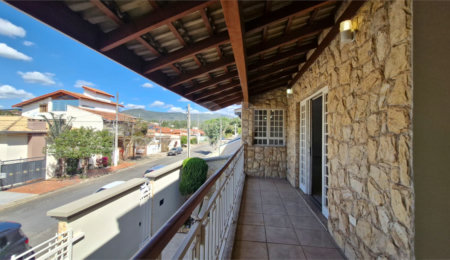 Casa à venda com 4 quartos, sendo 1 suíte,  em Jardim Tapajós, Atibaia, SP