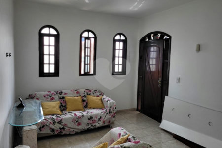 Sobrado à venda com 3 quartos, sendo 1 suíte, em Vila dos Remédios, São Paulo, SP