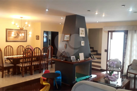 Casa à venda com 5 quartos, sendo 3 suítes,  em Vila Oliveira, Mogi das Cruzes, SP
