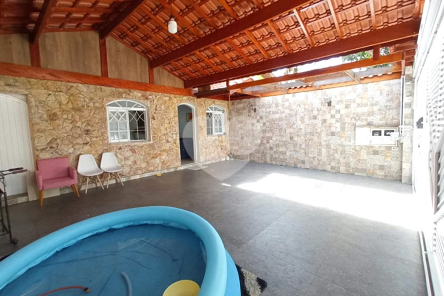 Casa Santa Teresinha | 4 Suítes | 280m² | 3 Vagas | Excelente Localização