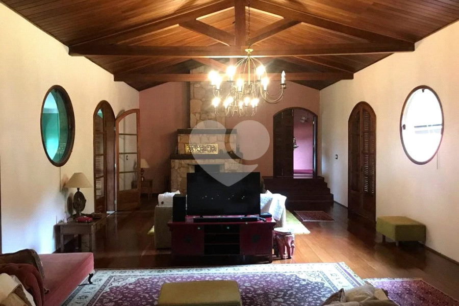 Casa à venda com 5 quartos, sendo 3 suítes, no condomínio Alpes da Cantareira, Mairiporã - SP
