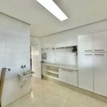 Casa em condomínio Impecável, 4 dorms / 2 suítes, varanda gourmet, piscina, 3 lareiras