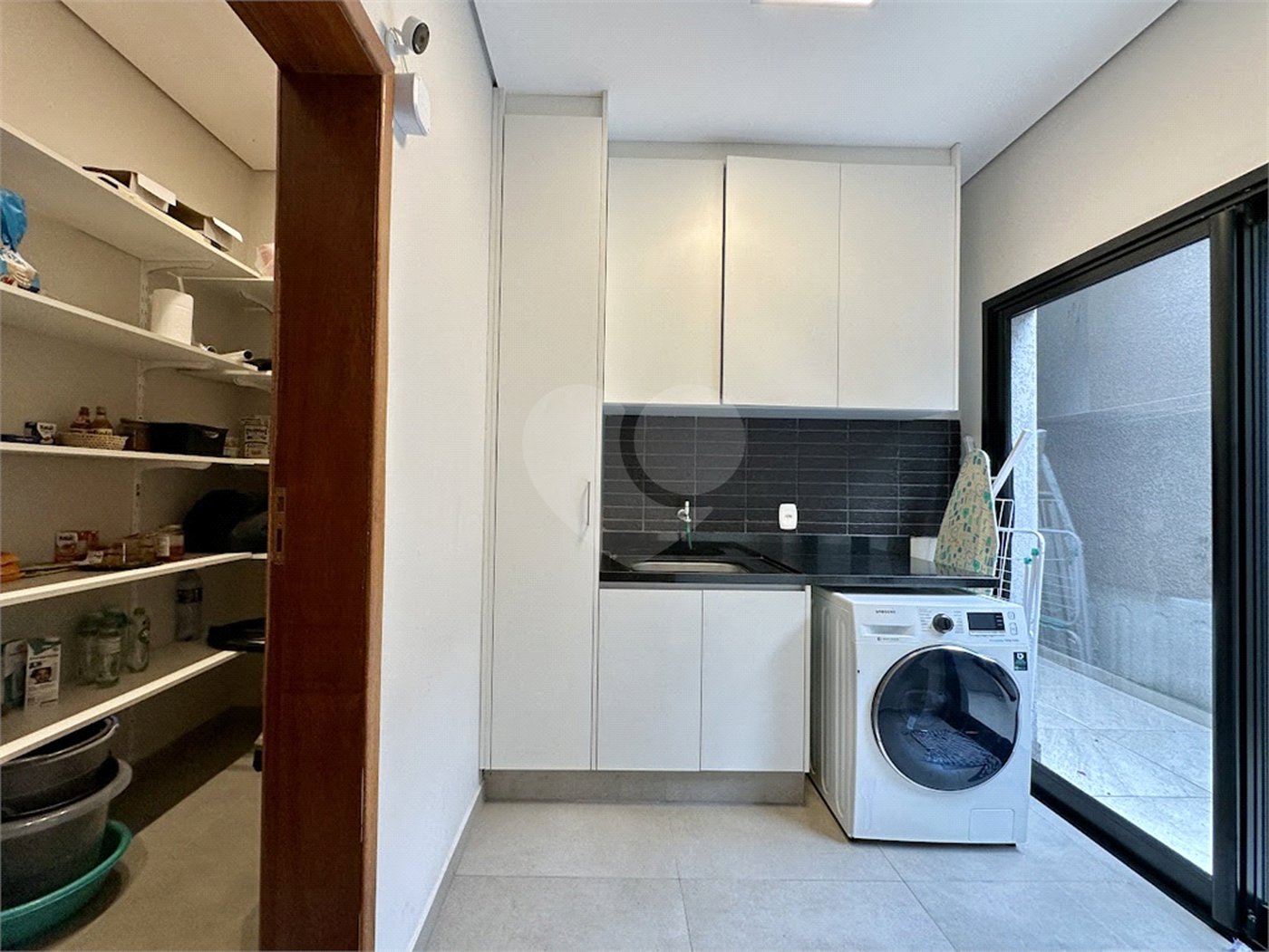 Casa à venda com 3 suítes no condomínio Reserva Santa Maria, Jandira - SP