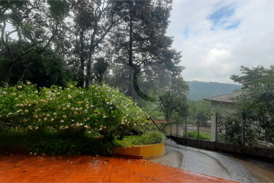 Casa à venda com 5 quartos, sendo 4 suítes, no condomínio Alpes da Cantareira, Mairiporã - SP