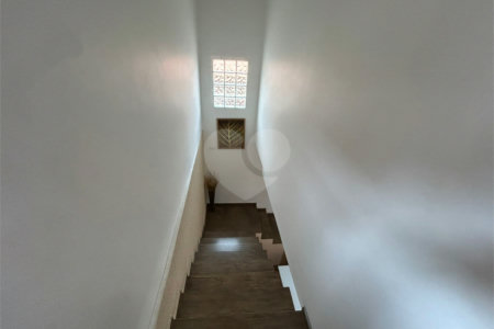 Sobrado à venda com 6 quartos, sendo 1 suíte,  em Vila do Encontro, São Paulo, SP