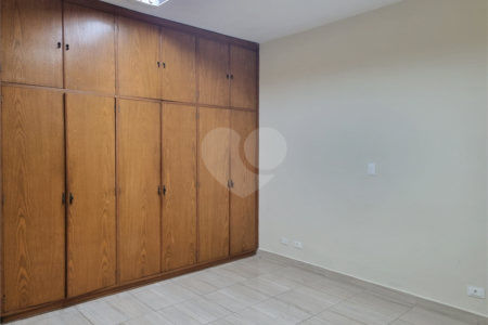 Sobrado à venda com 3 quartos em Moema, São Paulo, SP