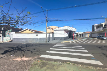 Linda Casa com Comercio ao lado independente.