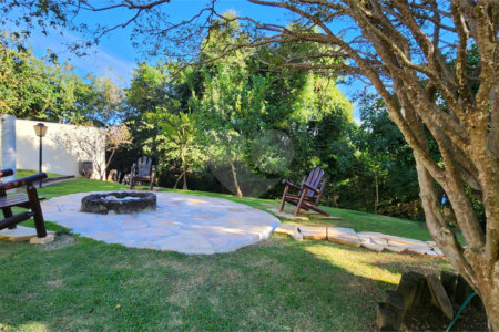 Casa à venda com 5 quartos, sendo 2 suítes, no condomínio Residencial Jardim Primavera, Louveira - SP