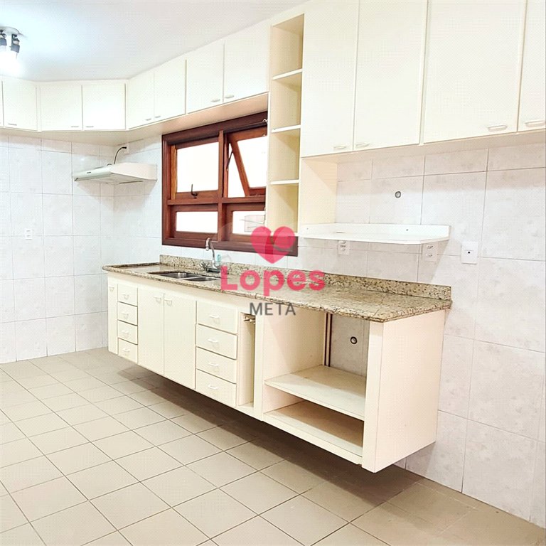 Casa à venda com 4 quartos, sendo 2 suítes, no condomínio Colinas, São José dos Campos - SP
