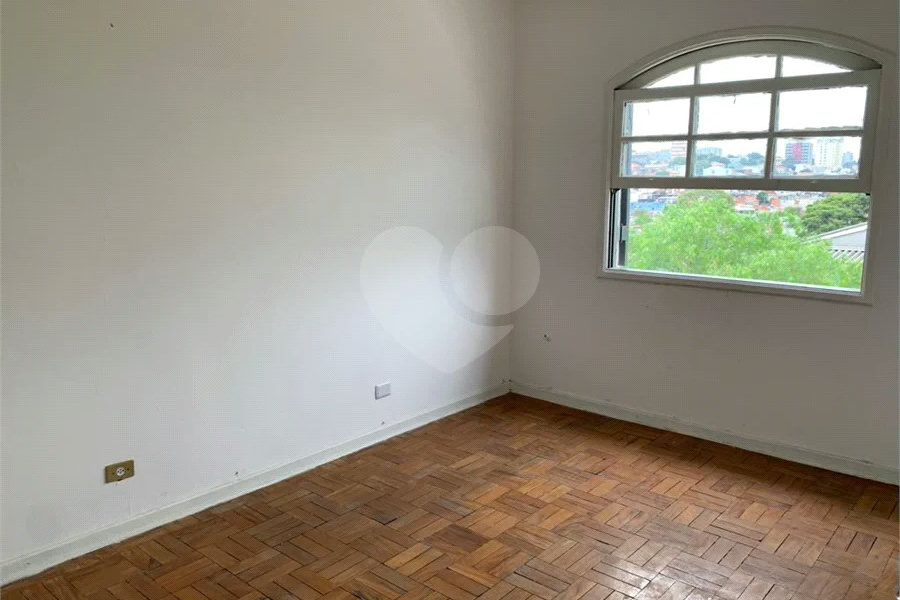 Casa espaçosa com 3 quartos, suíte, quintal e 2 vagas na Vila Santa Catarina