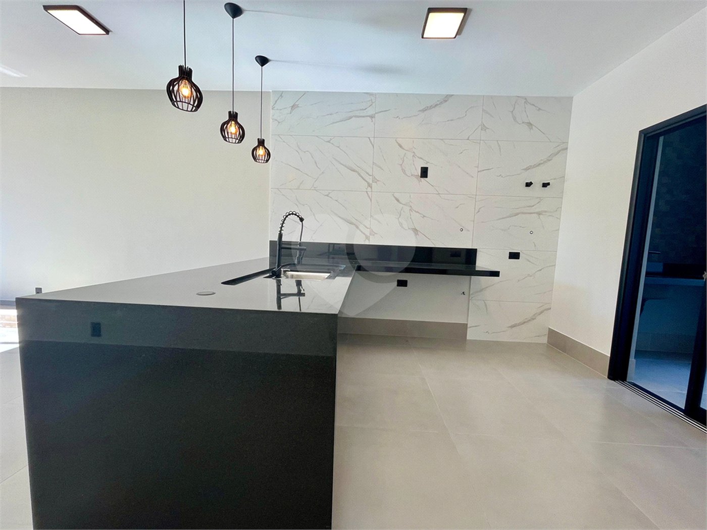 Casa à venda com 3 quartos, sendo 1 suíte,  no condomínio Cerejeiras, Araçoiaba da Serra - SP