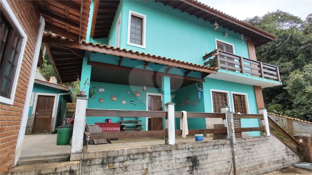Casa à venda com 4 quartos, sendo 1 suíte, no condomínio Parque Suiça, Caieiras - SP