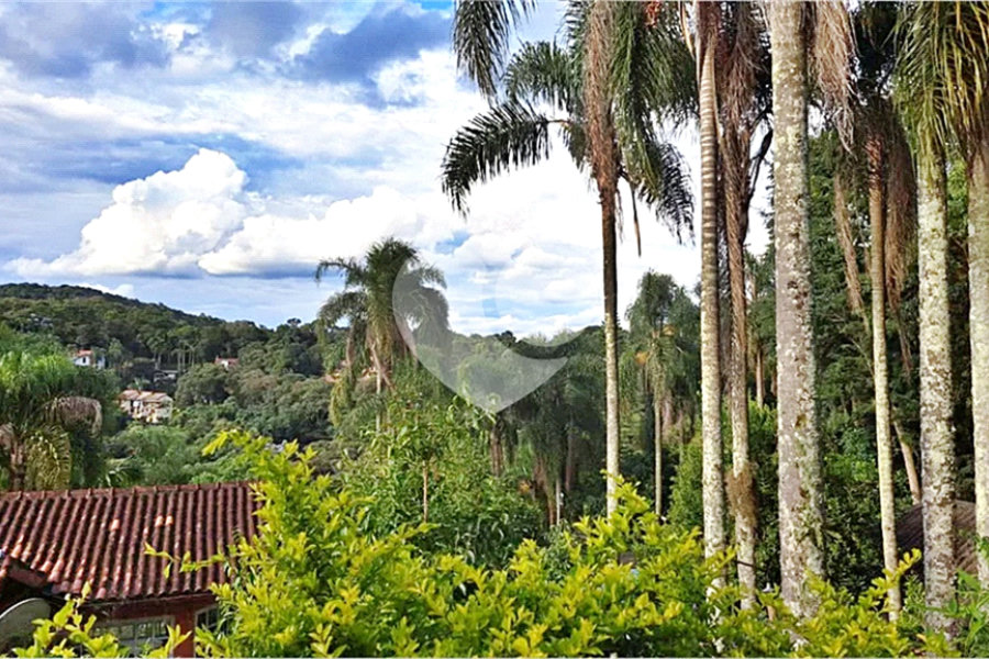 Casa à venda com 6 quartos, sendo 2 suítes, no condomínio Associação Reserva das Hortênsias, Mairiporã - SP