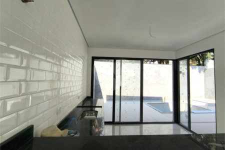 Casa à venda com 3 quartos, sendo 1 suíte, no condomínio Villagio Brasil, Atibaia - SP