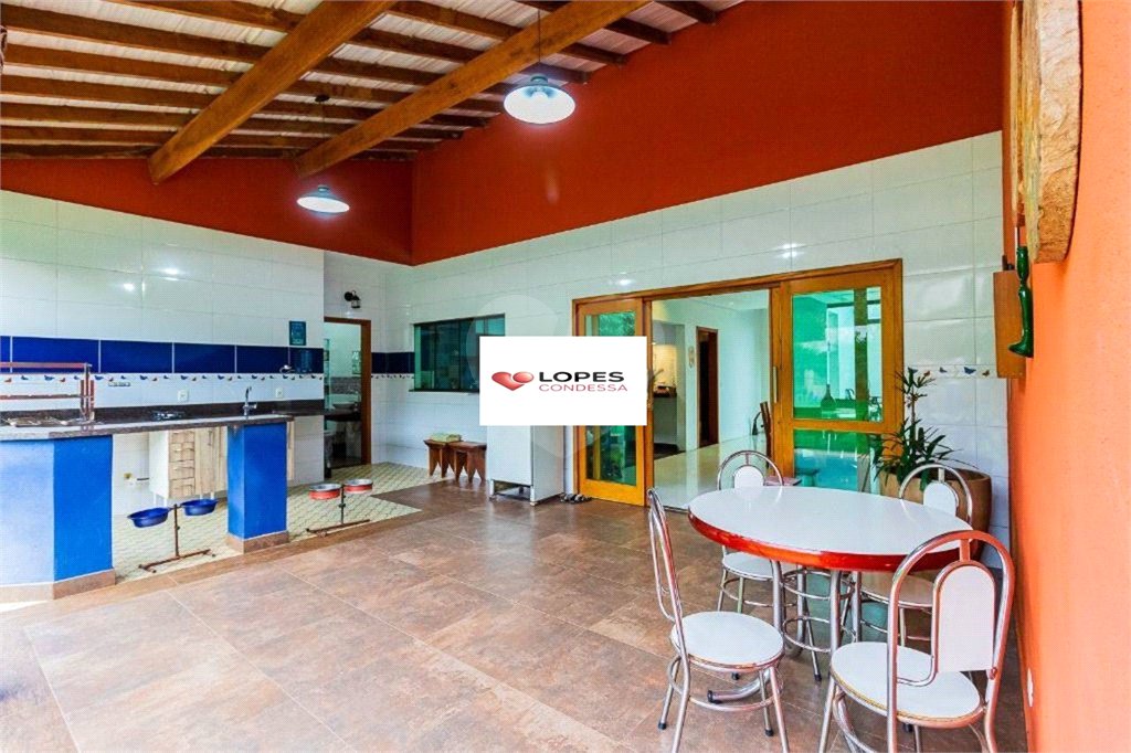 Casa à venda com 5 quartos, sendo 1 suíte, no condomínio Canada Village, Mairiporã - SP