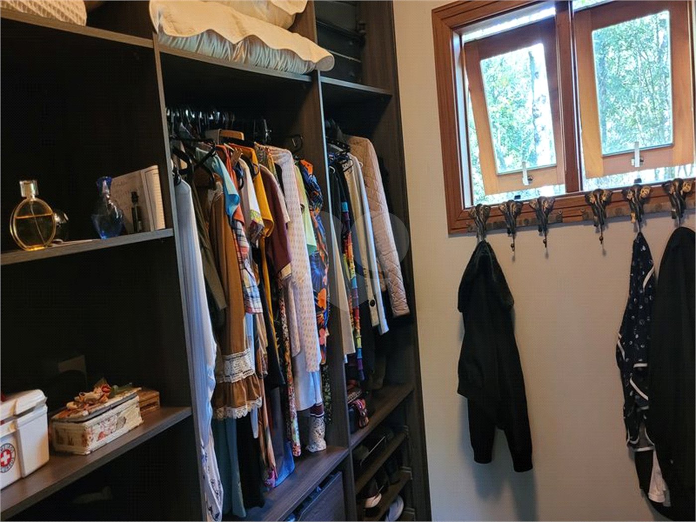 Casa à venda com 4 quartos, sendo 2 suítes, no condomínio Alpes da Cantareira, Mairiporã - SP