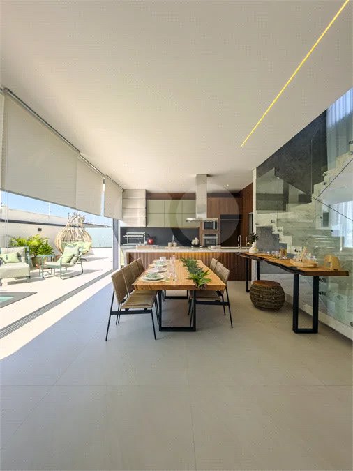 Indaiatuba - Condominio Villa Sapezal - 318 m² de Terreno - 230 m² de Área Construída - 3 suítes, sendo 1 Master com closet planejado - Sala de TV - Sala de estar integrada à Sala de jantar - Cozinha com móveis planejados - Despensa - Escritório planejado - Lavabo - Piscina com preparação para aquec
